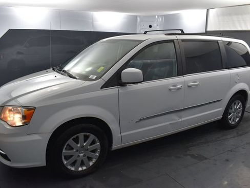 Used 2015 Chrysler Town & Country Touring FWD image 2