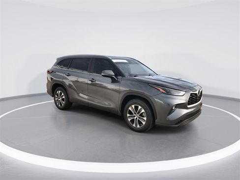 Used 2024 Toyota Highlander XLE image 2