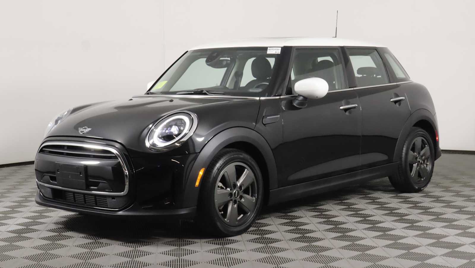 Used 2024 MINI Cooper 4-Door Hardtop FWD image 3