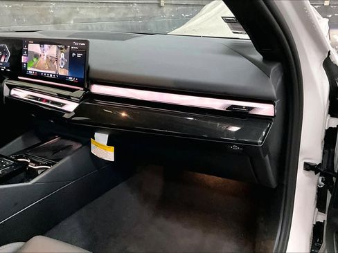 Used 2025 BMW i5 eDrive40i w/ Premium Package image 18