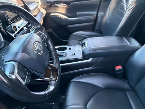 Used 2021 Toyota Highlander XLE FWD image 17