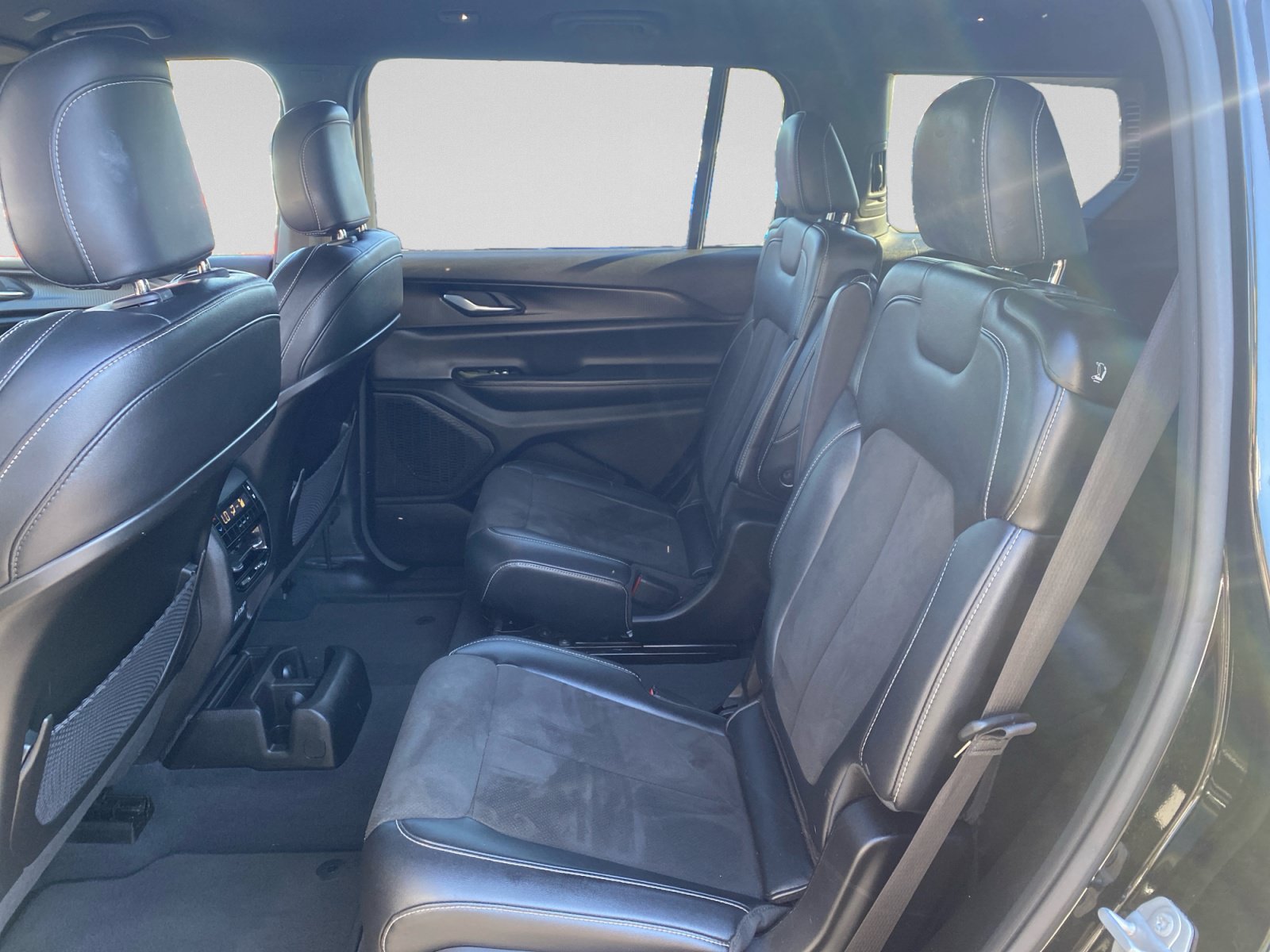 Used 2023 Jeep Grand Cherokee L Laredo RWD image 25
