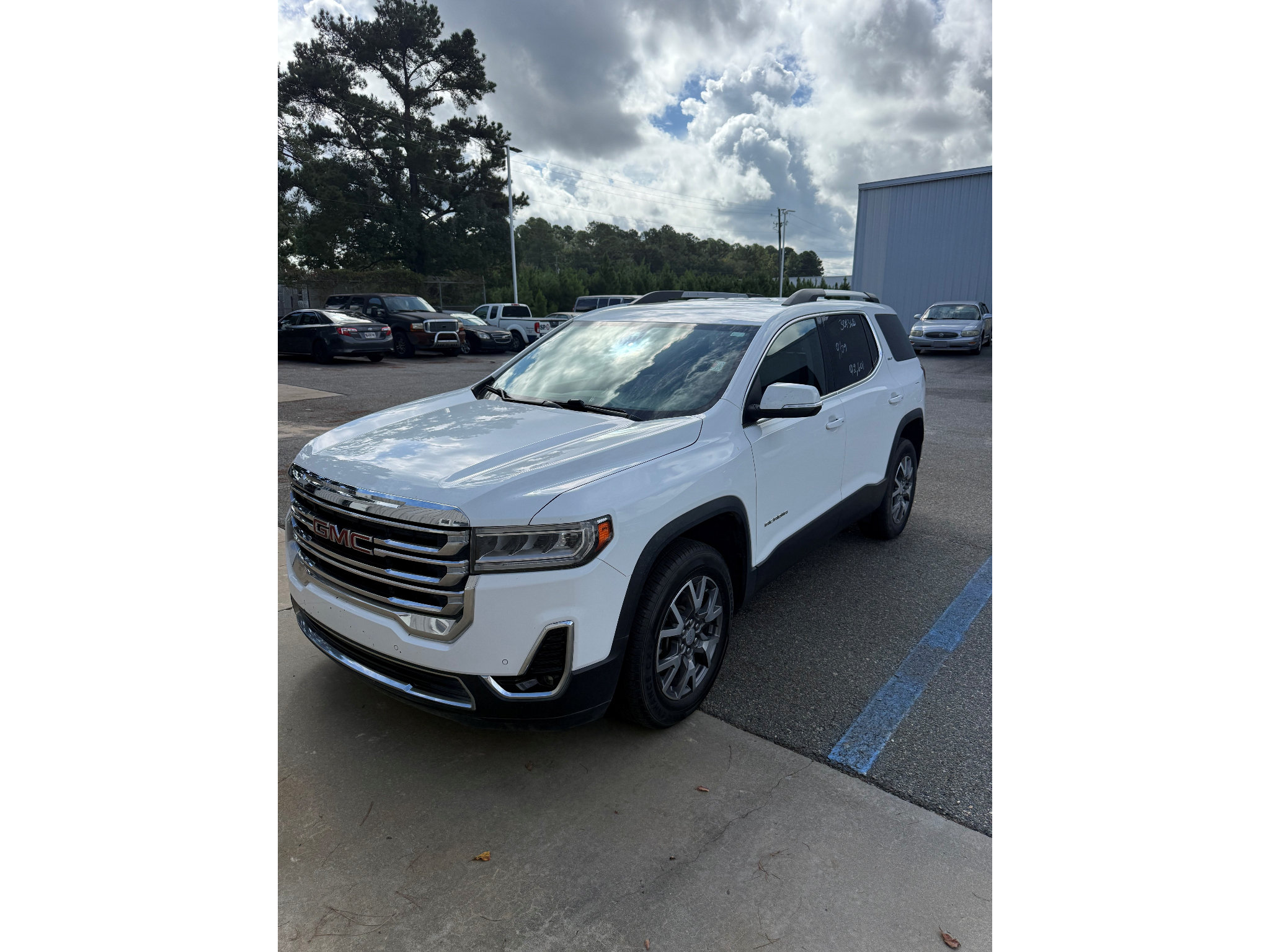 Used 2023 GMC Acadia SLT FWD image 1