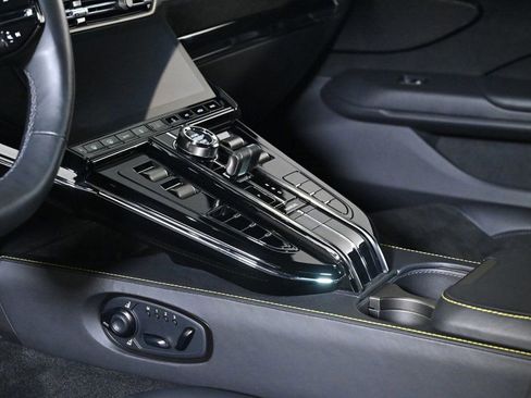 Used 2025 Aston Martin V8 Vantage Coupe image 19