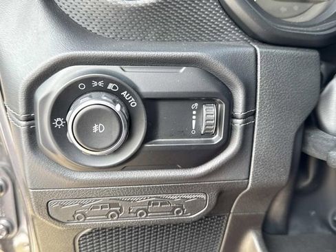 Used 2025 Jeep Wrangler Unlimited Rubicon AWD/4WD image 32