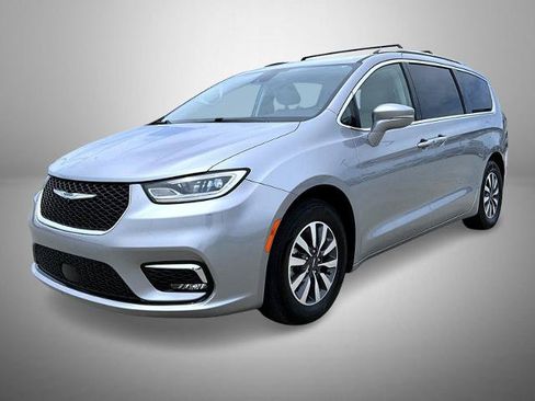 Used 2021 Chrysler Pacifica Touring-L FWD image 1