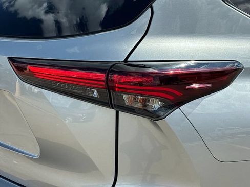 Used 2024 Toyota Highlander LE FWD image 28
