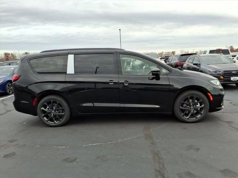 New 2026 Chrysler Pacifica Limited w/ S Appearance Package FWD image 18