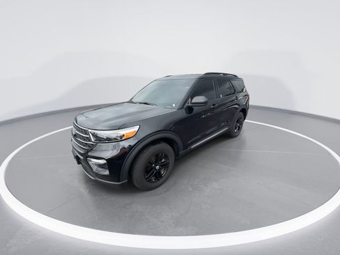 Used 2023 Ford Explorer XLT w/ Equipment Group 202A AWD/4WD image 4