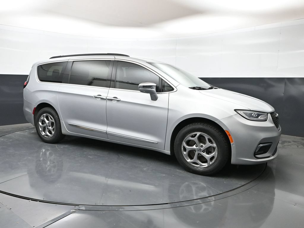 Used 2022 Chrysler Pacifica Limited AWD/4WD image 1