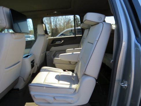 Used 2025 GMC Yukon XL Denali w/ Denali Reserve Package image 12