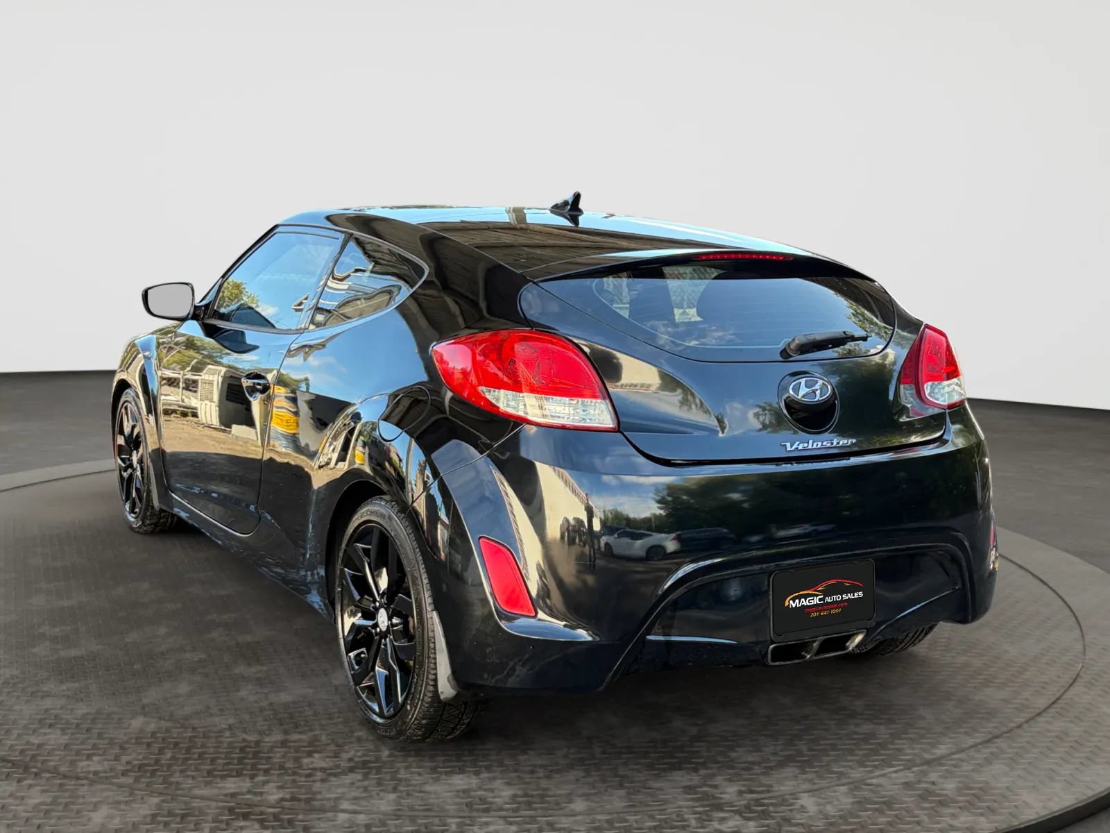 Used 2013 Hyundai Veloster w/ Style Pkg FWD image 8