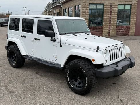 Used 2015 Jeep Wrangler Unlimited Sahara w/ Connectivity Group image 7