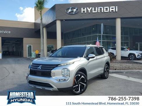 Used 2023 Mitsubishi Outlander SE image 1