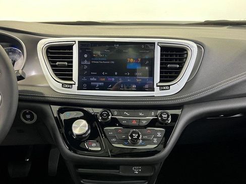 New 2026 Chrysler Pacifica Select image 18