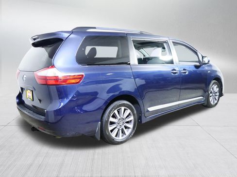 Used 2018 Toyota Sienna XLE w/ XLE Navigation Package image 7