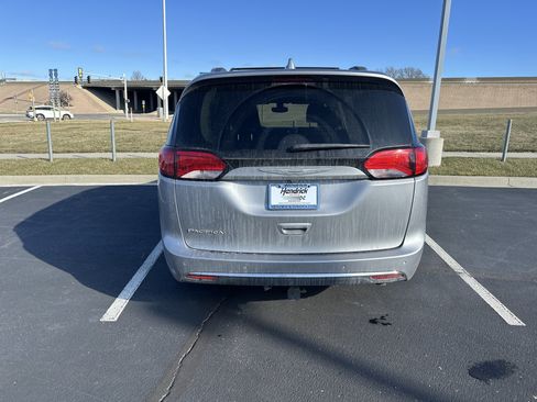 Used 2020 Chrysler Pacifica Touring-L image 9