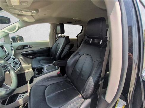 Used 2022 Chrysler Pacifica Touring-L FWD image 14