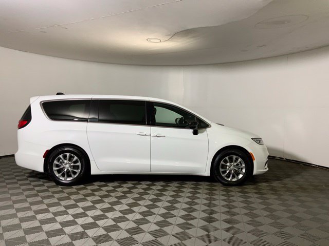 Used 2026 Chrysler Pacifica Limited FWD image 4