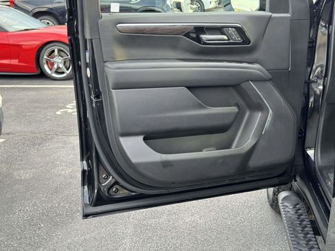 Used 2025 Chevrolet Suburban Z71 AWD/4WD image 18