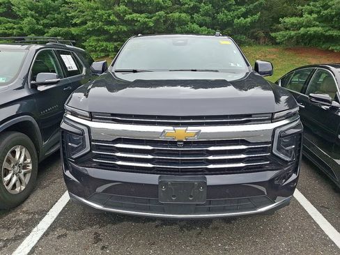 Used 2025 Chevrolet Suburban LT AWD/4WD image 2