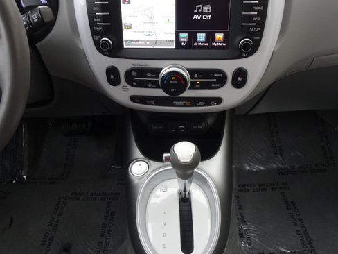 Used 2017 Kia Soul EV + image 15