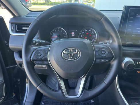 Used 2020 Toyota RAV4 XLE Premium FWD image 15