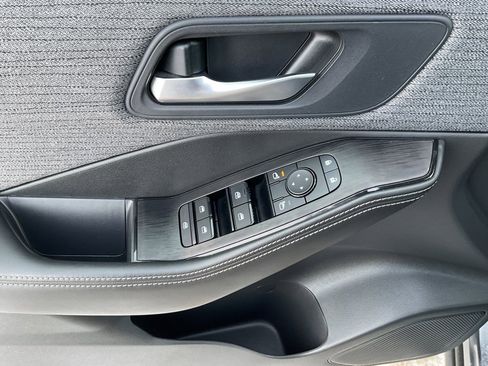 Used 2022 Nissan Rogue SV image 11