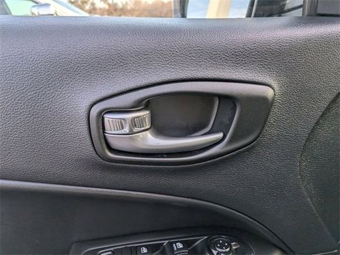 Used 2019 Jeep Compass Latitude w/ Cold Weather Group image 12