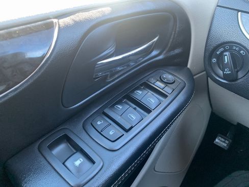 Used 2014 Chrysler Town & Country Touring image 26