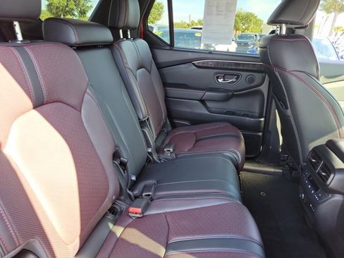 Certified 2025 Honda Pilot Black Edition image 10