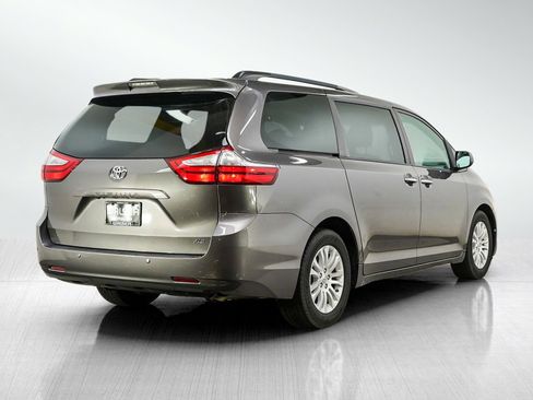 Used 2017 Toyota Sienna XLE w/ XLE Navigation Package FWD image 5