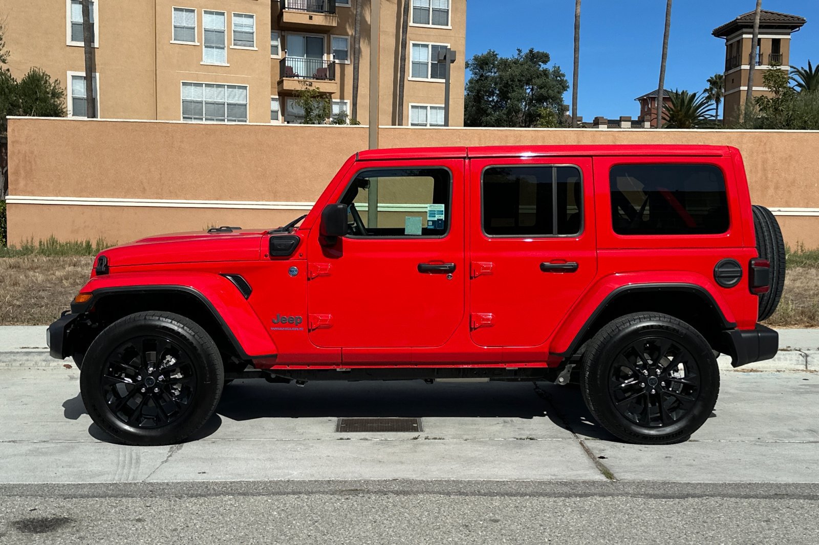 Used 2025 Jeep Wrangler Unlimited Sahara w/ Safety Group AWD/4WD image 7