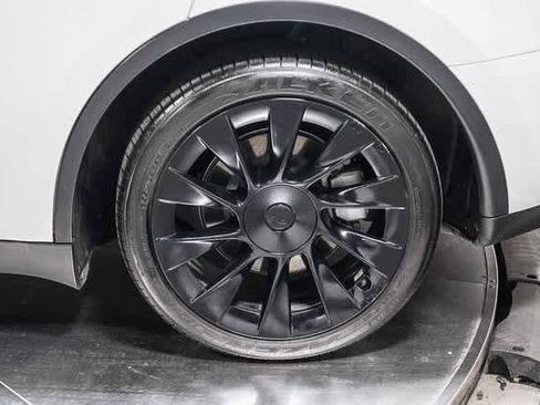 Used 2021 Tesla Model Y Long Range image 10