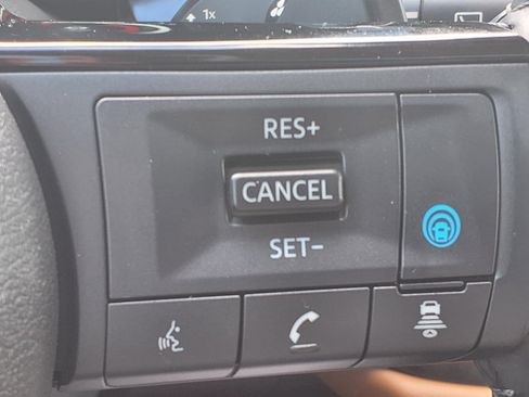Used 2024 Nissan Pathfinder Platinum FWD image 17