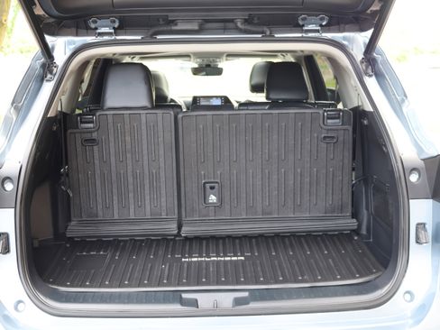 Used 2022 Toyota Highlander XLE AWD/4WD image 6