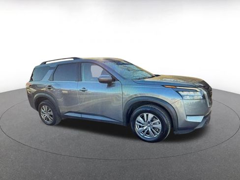 Used 2025 Nissan Pathfinder SV image 9