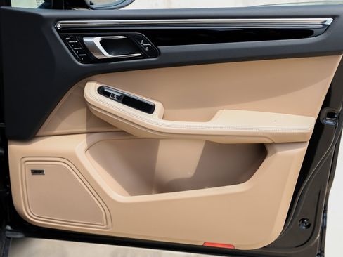 Certified 2025 Porsche Macan image 28