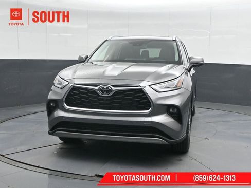 New 2026 Toyota Highlander Platinum image 6