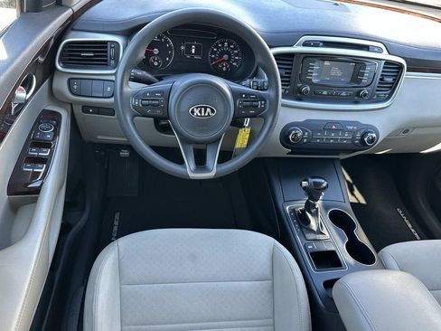 Used 2017 Kia Sorento LX image 10