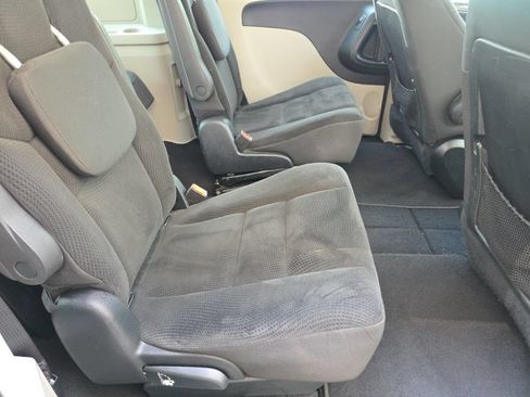 Used 2018 Dodge Grand Caravan SE w/ UConnect Hands-Free Group FWD image 24