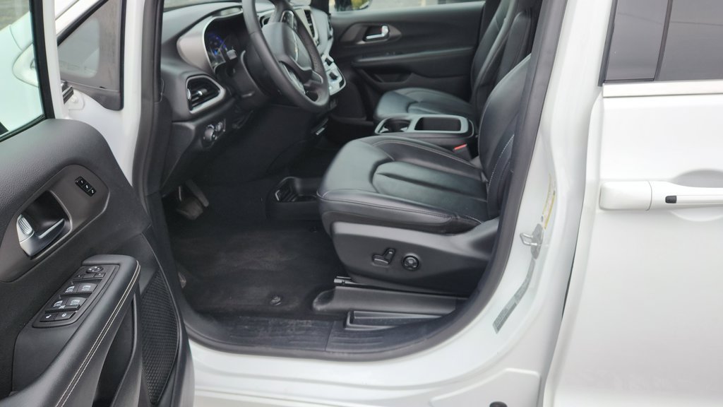Used 2025 Chrysler Pacifica Select FWD image 17