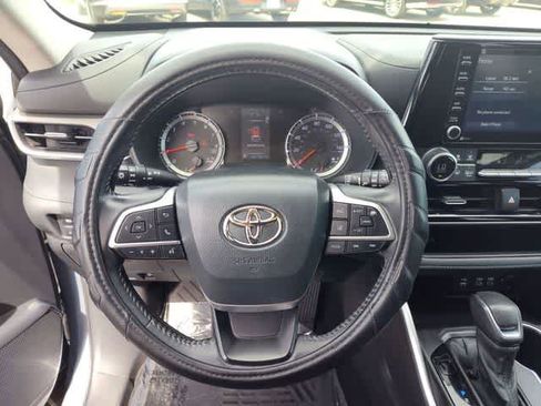 Used 2022 Toyota Highlander LE AWD/4WD image 19