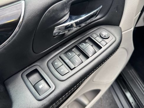 Used 2017 Dodge Grand Caravan SXT FWD image 28