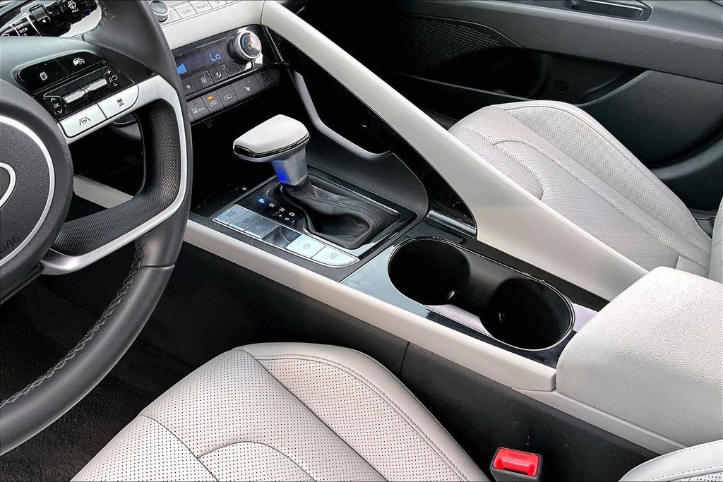 Used 2025 Hyundai Elantra Limited FWD image 17