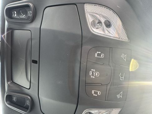 Used 2025 Chrysler Pacifica Limited FWD image 27