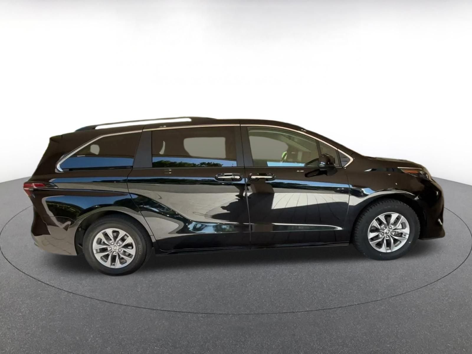 Used 2025 Toyota Sienna XLE FWD image 15