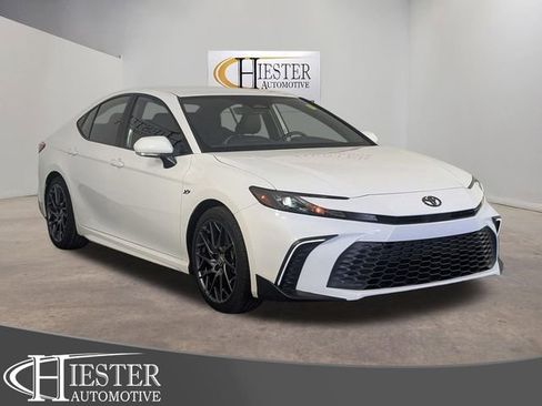 Used 2025 Toyota Camry SE w/ Convenience Package FWD image 1