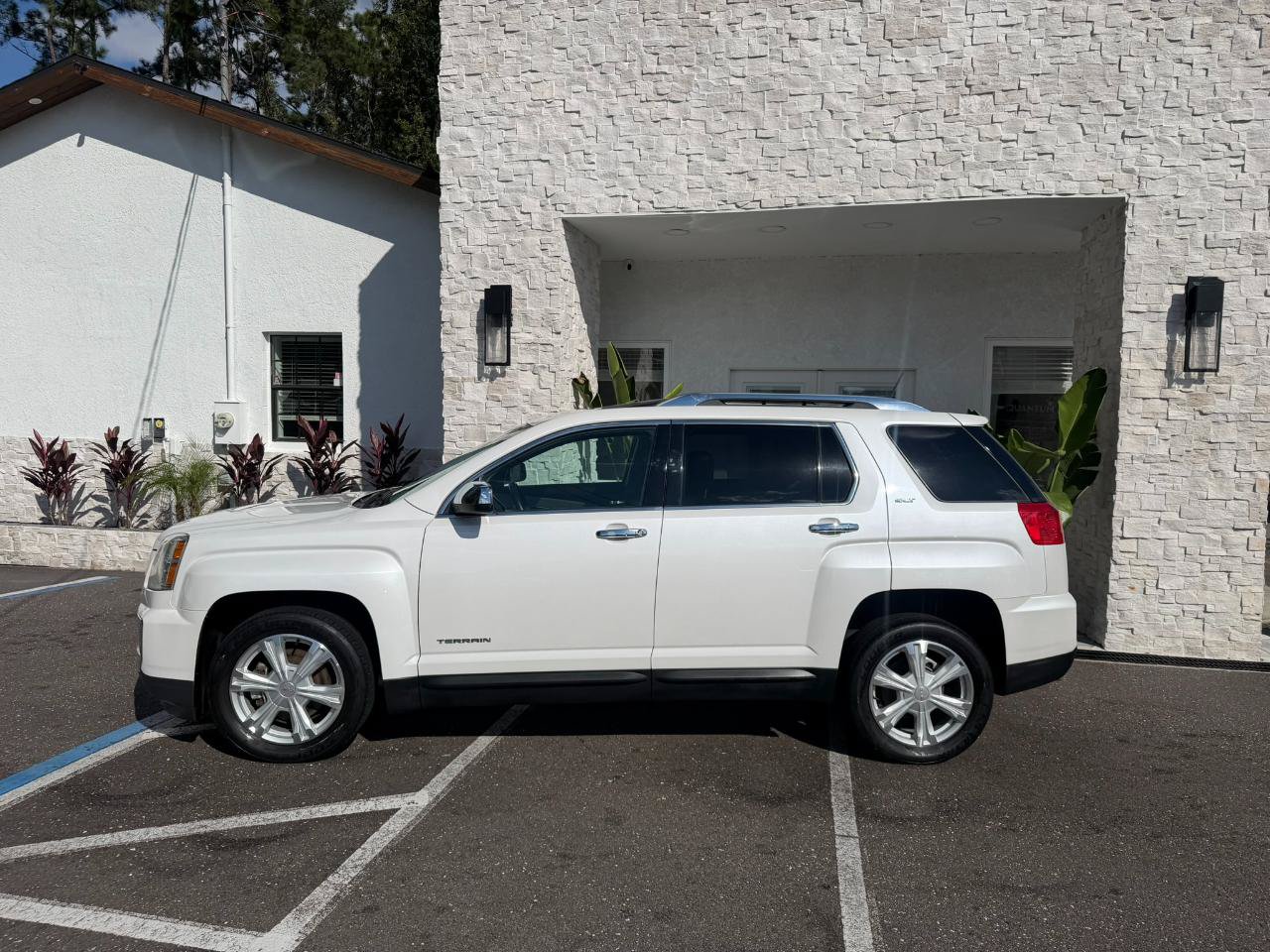 Used 2017 GMC Terrain SLT w/ Open Road Package FWD image 2