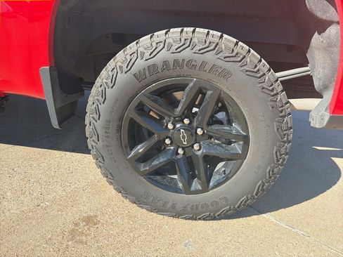 Used 2024 Chevrolet Silverado 1500 LT Trail Boss w/ Convenience Package II image 10